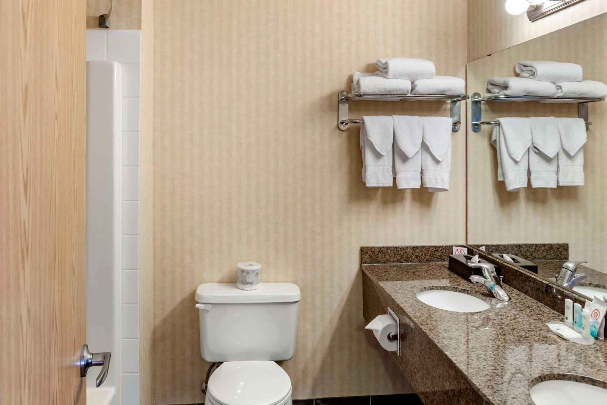 Quality Inn & Suites Edmonton International Airport Leduc Eksteriør bilde