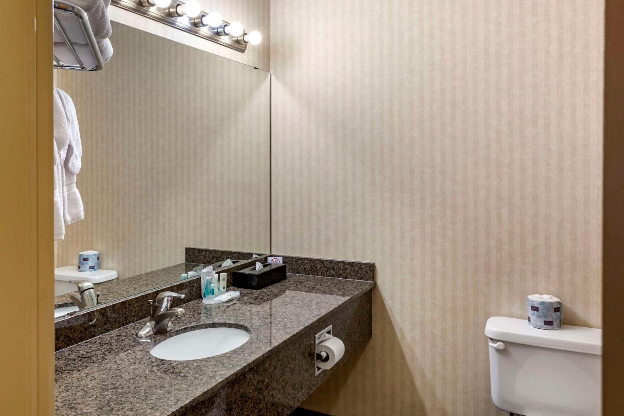Quality Inn & Suites Edmonton International Airport Leduc Eksteriør bilde